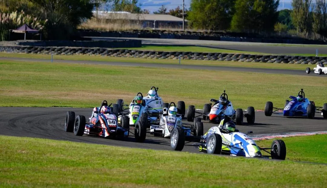 Blake Dowdall's Formula Ford in close racing at Manfeild