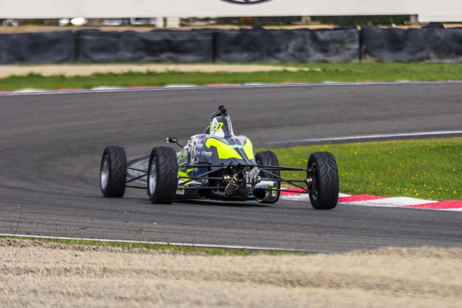 Blake Dowdall threads his #6 Formula Ford through a corner at Manfeild.