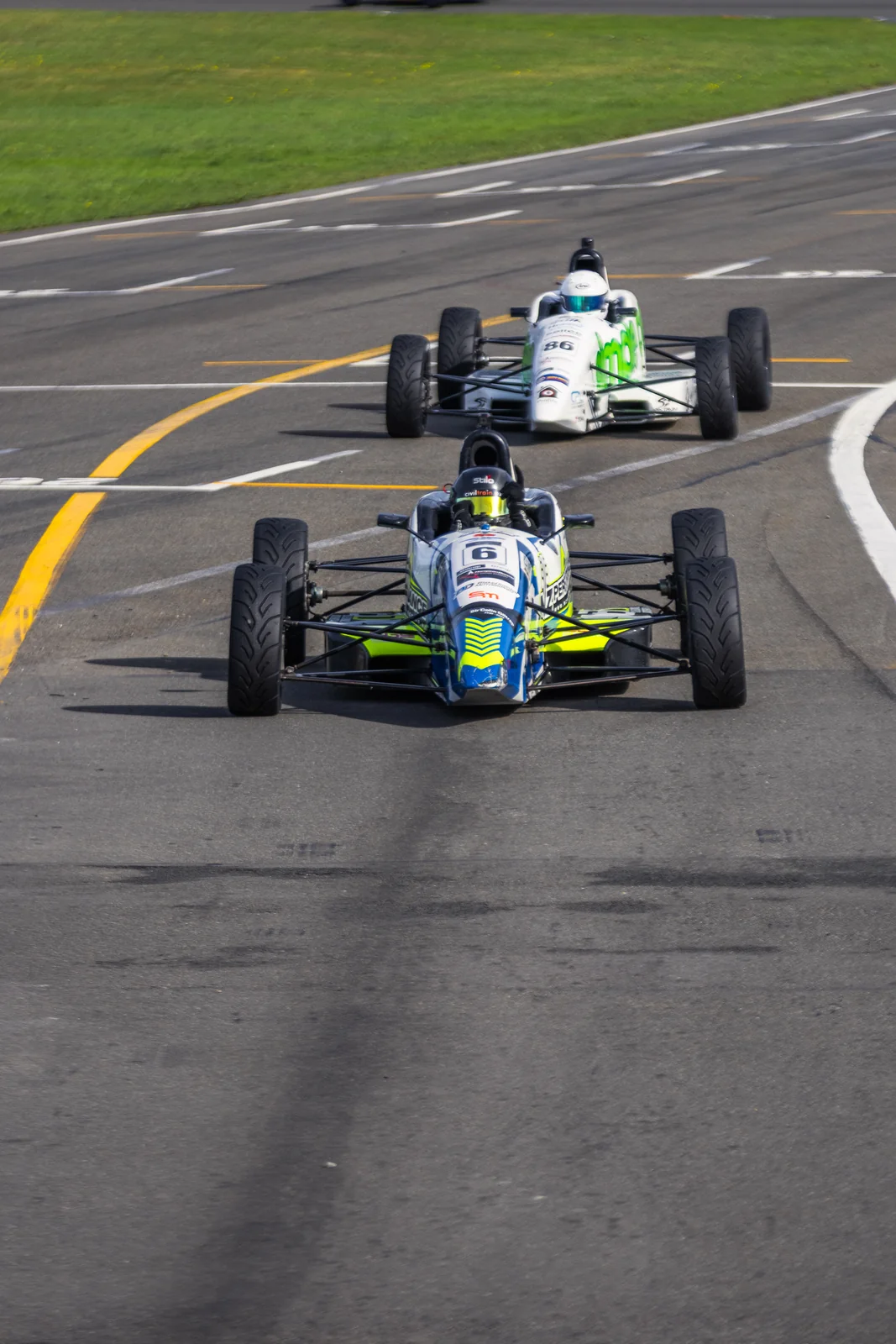 Blake Dowdall's #6 Formula Ford head-on at Manfeild.