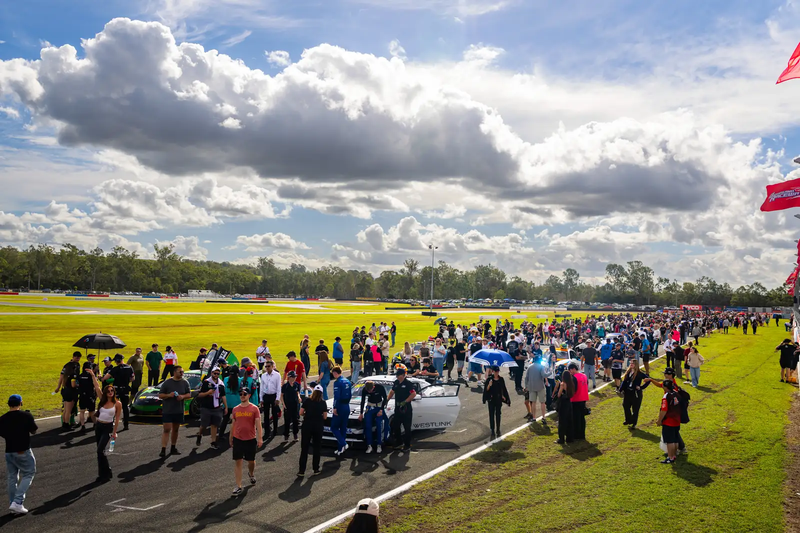 Fans pack the grid walk at Queensland Raceway Round 3